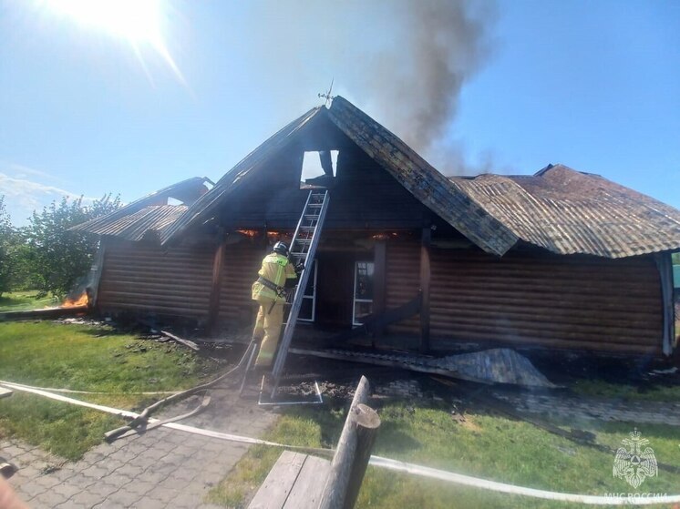Огонь охватил баню на одной из турбаз Алтайского края