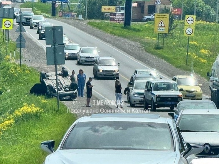 Серьёзное ДТП: машина опрокинулась на крышу под Осинниками