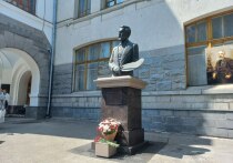 Памятник Константину Аполлоновичу Савицкому долгое время находился в поиске своего места. И, наконец, обновленный постамент с выполненным из бронзы поясным изображением художника, академика живописи, педагога и общественного деятеля занял свое законное место напротив Пензенской картинной галереи.