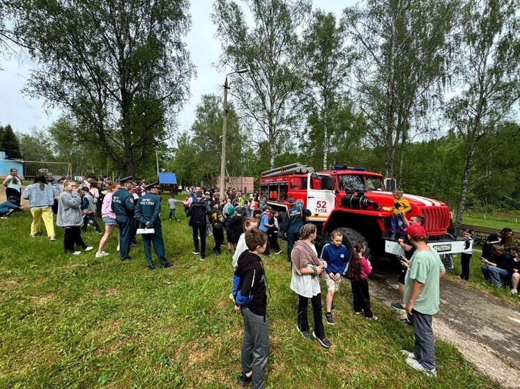 Тульские спасатели учат детей пожарной безопасности в летних лагерях