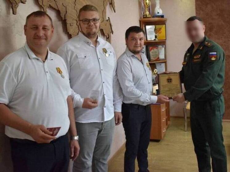 Награды были вручены 3 июня текущего года ветераном специальной военной операции Александром М., который в настоящее время обучается в Военной академии связи имени маршала Советского Союза С. М. Буденного. Александр выразил благодарность всему коллективу местного предприятия за их активное участие в строительстве объектов, предназначенных для подготовки кадров, в том числе для службы в зоне специальной военной операции.