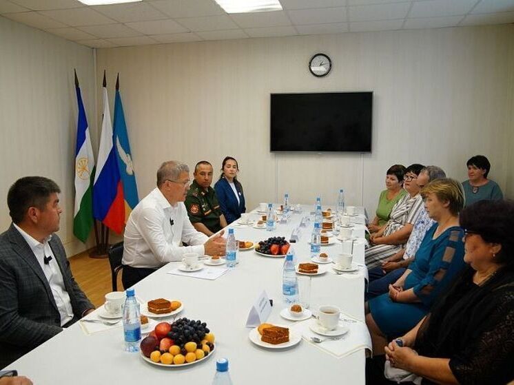 Глава Башкирии встретился с семьями погибших бойцов СВО из Хайбуллинского района