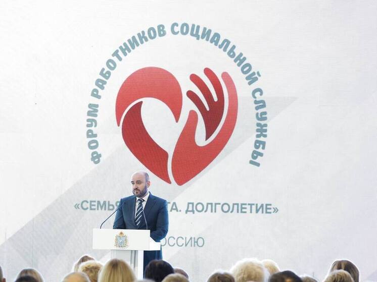 В преддверии Дня социального работника Вячеслав Федорищев вручил региональные награды лучшим сотрудникам отрасли