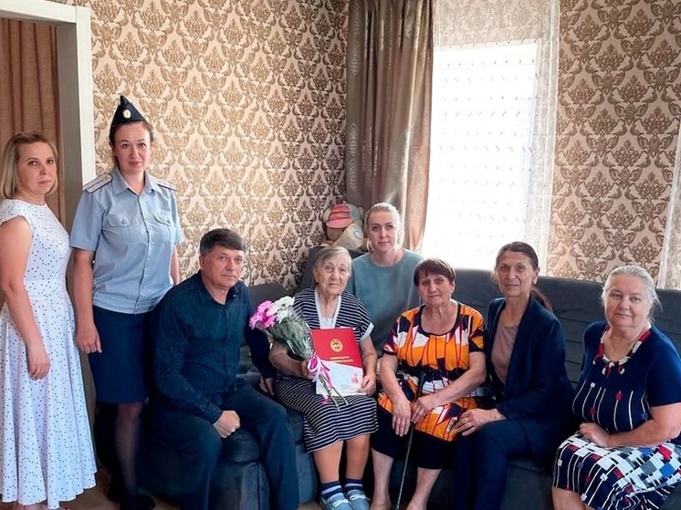 Труженицу тыла и ветерана УИС Хакасии поздравили с 95-летием