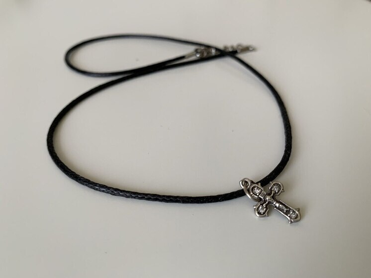 Батюшка Свечников объяснил, почему у верующих крестик может стать темным