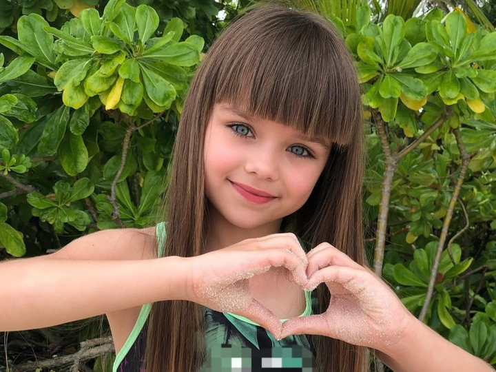 Самая красивая девочка приехала в Москву на премьеру: «Мальчикам даю отпор»