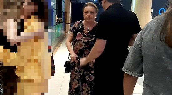 Актриса Цыплакова пришла в кинотеатр с палочкой и с мужем: видео 