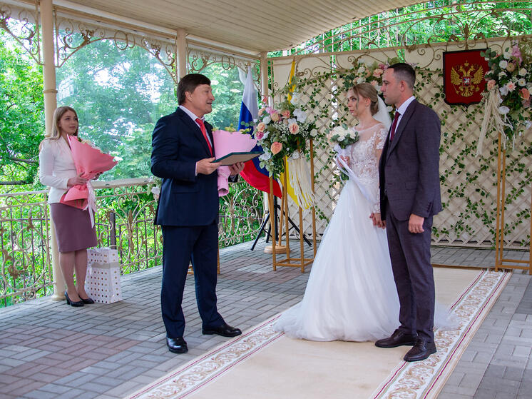 Более 150 пар зарегистрировали брак в Пушкинский день на Ставрополье