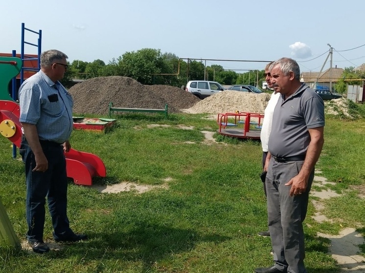 В селе Косилово строят сразу две детские площадки
