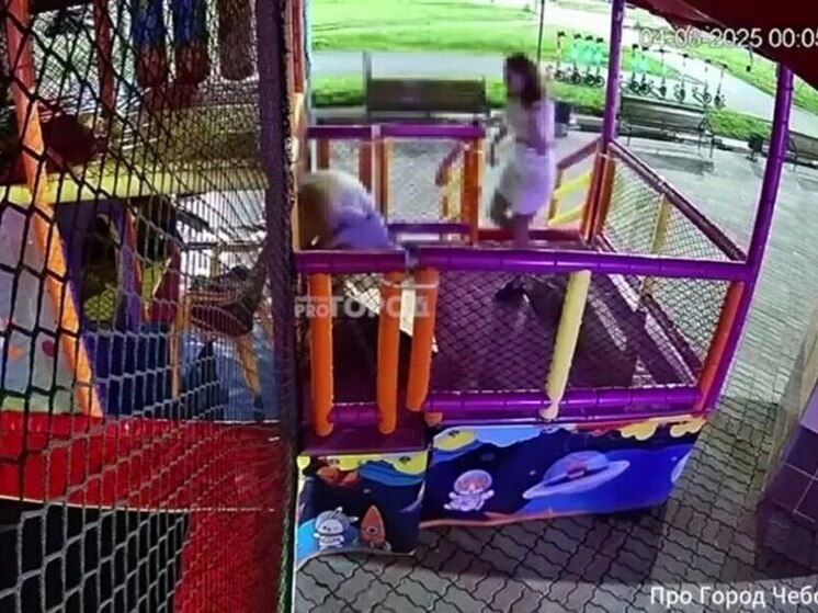 В Чебоксарах две девушки пытались поджечь надувной батут