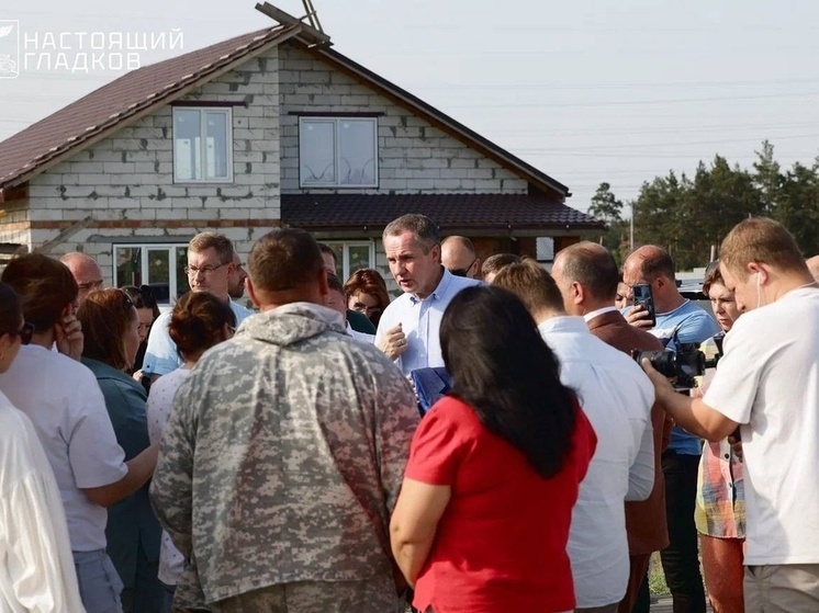 Он обсудил с жителями вопросы водоотведения и строительства дорог