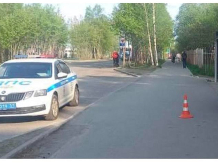 В Апатитах самокатчица сбила пешехода на тротуаре