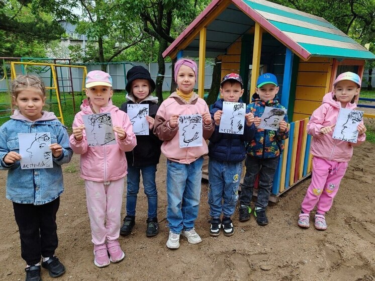 Воспитанники школ и детсадов Хабаровска отметили День русского языка