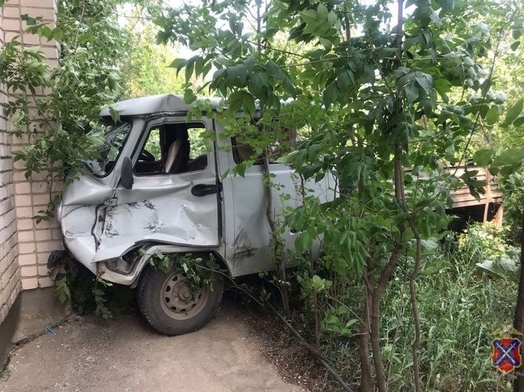 В Волгограде после ДТП с КамАЗом УАЗ влетел в кирпичный дом