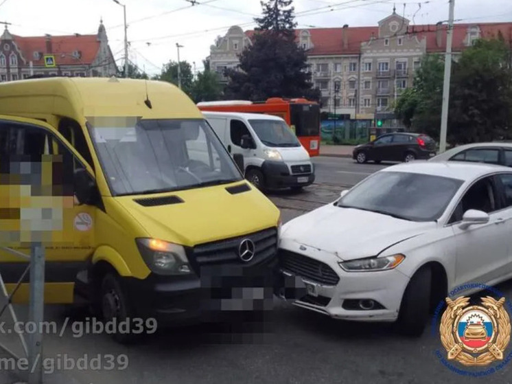 В центре Калининграда в ДТП с маршруткой пострадали люди