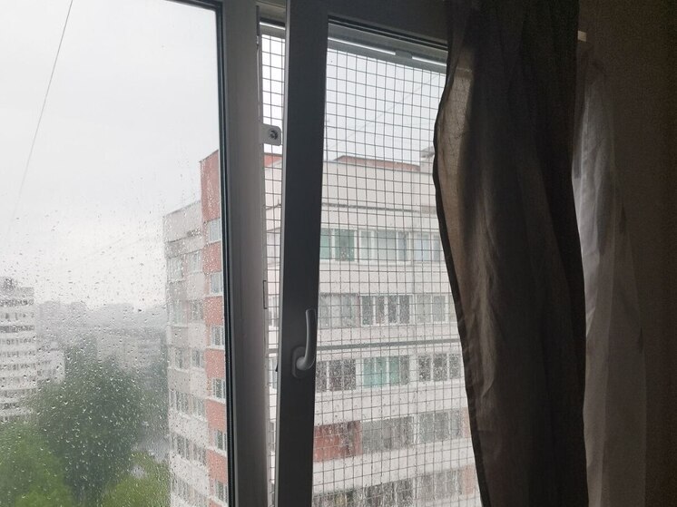 Москвичка выпала с четвертого этажа в Петербурге