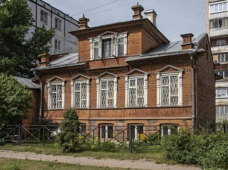 Под стеновыми панелями в музее в Луге нашли раритеты советских времен