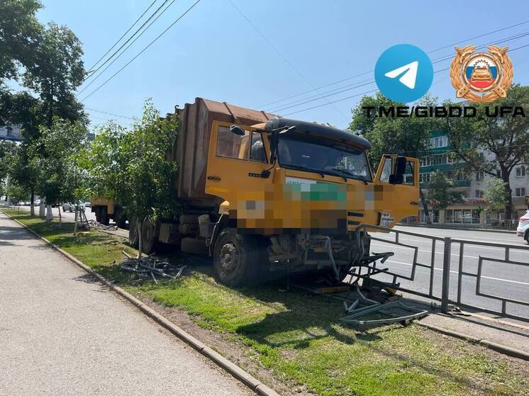 В Уфе КамАЗ врезался в металлическое ограждение
