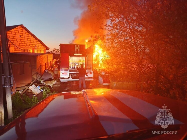 Новгородские спасатели потушили частный дом в Парфянском районе