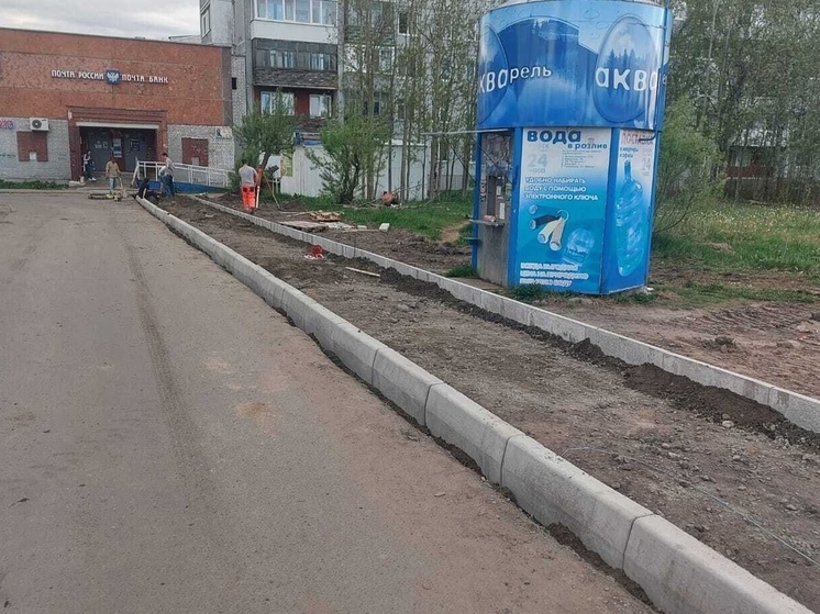 На Ленинградском проспекте Архангельска строят новый тротуар для безопасности пешеходов