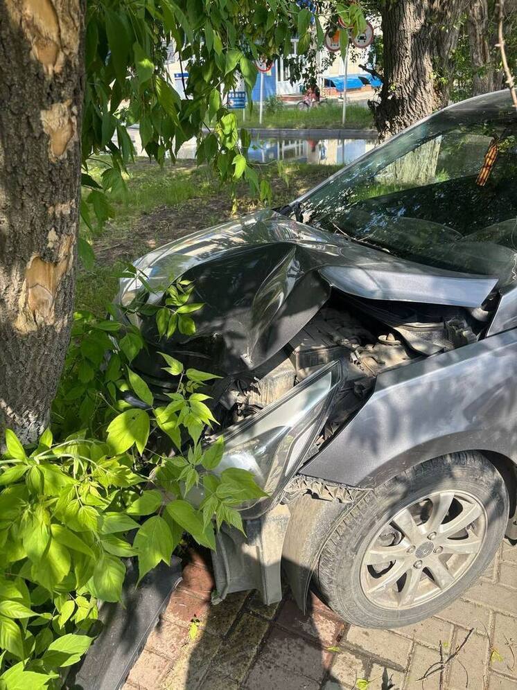 В Томске “Хендай” врезался в дерево, пострадали двое маленьких детей