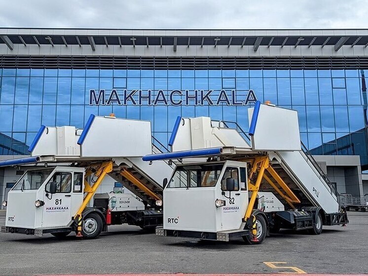 Автопарк аэропорта Махачкалы пополнился новыми трапами