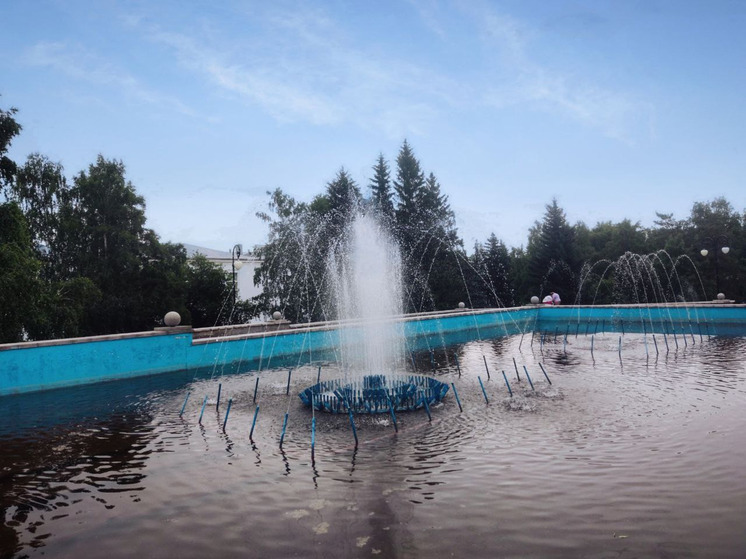 Пришла жара и в городах Алтайского края запустили фонтаны. Однако желая освежиться, многие забывают, что купаться в них нельзя. Например, в Бийске дети приходят к ним, как на пляж.
