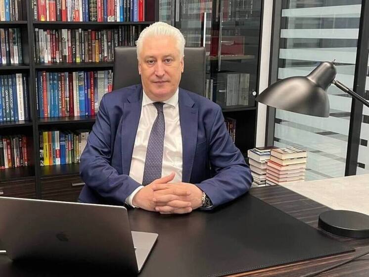 Намеренные удары Украины по гражданскому населению России только подтверждают наше опасение в том, что и без того нелегитимный режим в Киеве, захвативший когда-то власть, постепенно перерождается в террористическую организацию, а ее спонсоры становятся пособниками террористов, заявил президент Владимир Путин на совещании с членами правительства