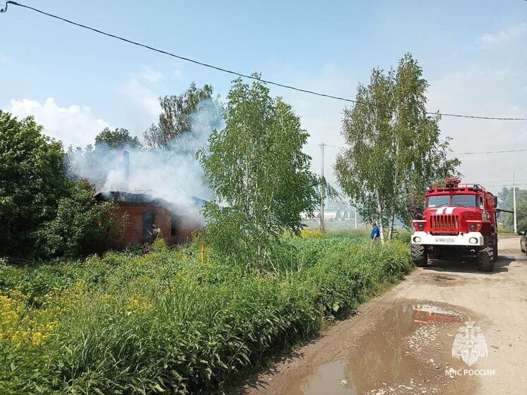 В Куркинском районе 6 огнеборцев сумели потушить загоревшуюся постройку