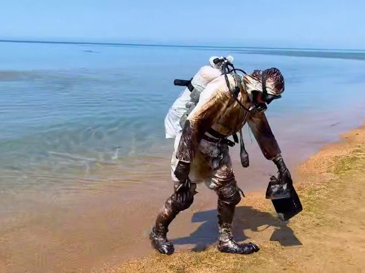 За день с морского дна в Анапе спасатели подняли 128 мешков с мазутом