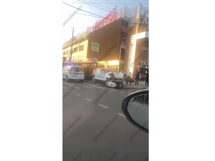 В Краснодаре легковушка влетела в здание ТРЦ