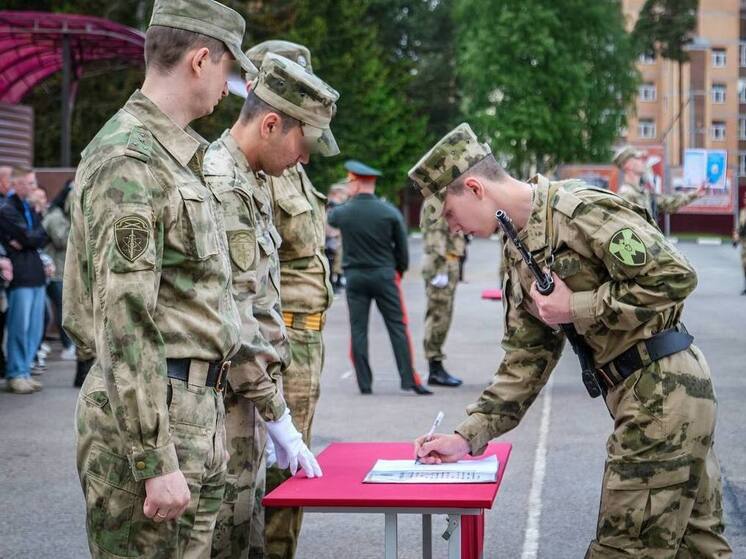 Юноши из Петербурга, Дагестана и Тюмени принесли Воинскую присягу в Ленобласти