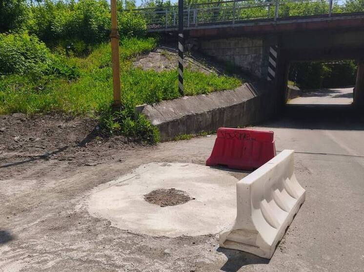 Чиновники в Липецкой области с юмором отчитались о ремонте люка на дороге