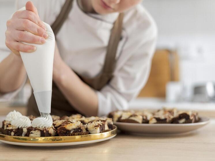 В Бразилии две девушки отравились тортом с ядом от "тайного поклонника"