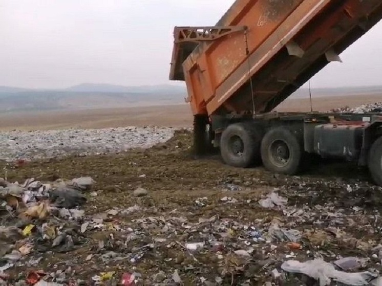 Разгоревшийся из-за ветра пожар на свалке в Ивановке локализовали