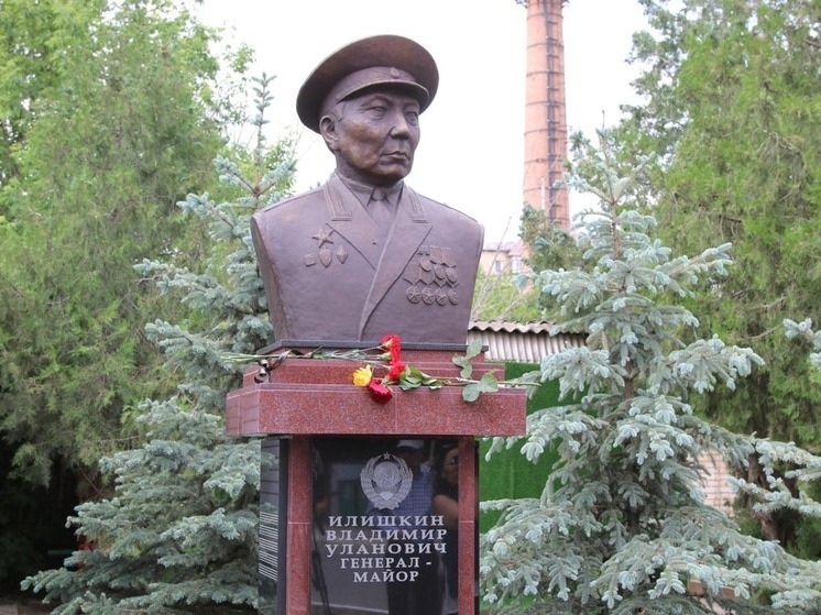 В Элисте открыли памятник Владимиру Илишкину