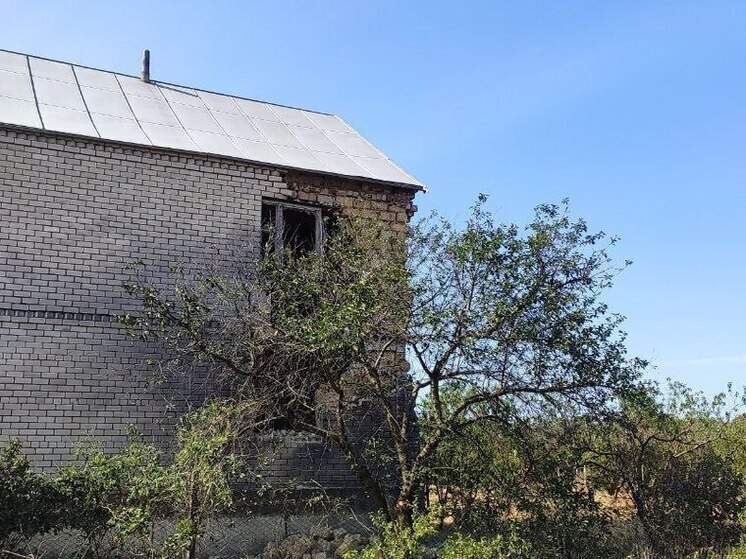 В херсонских Днепрянах во время обстрела в частном доме повреждена стена и окна