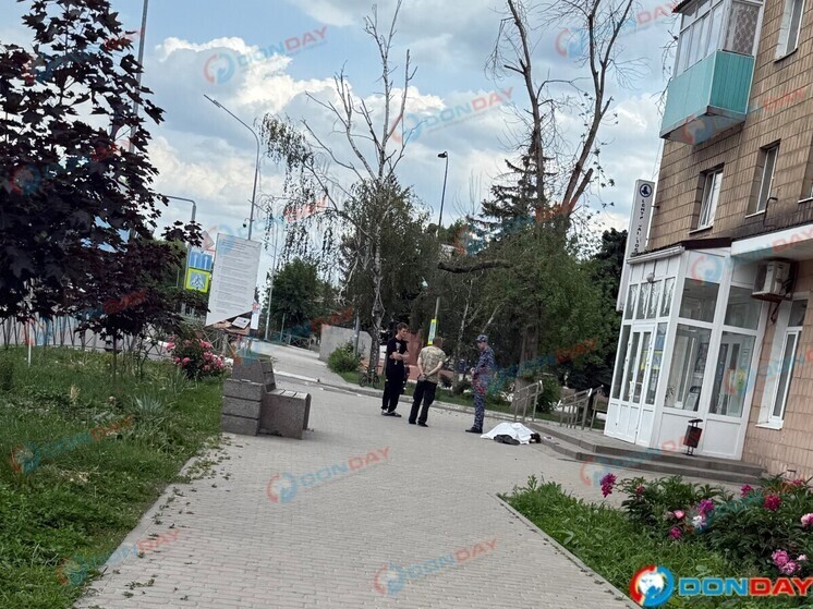 В Гуково Ростовской области на ступенях центра занятости населения скончался мужчина