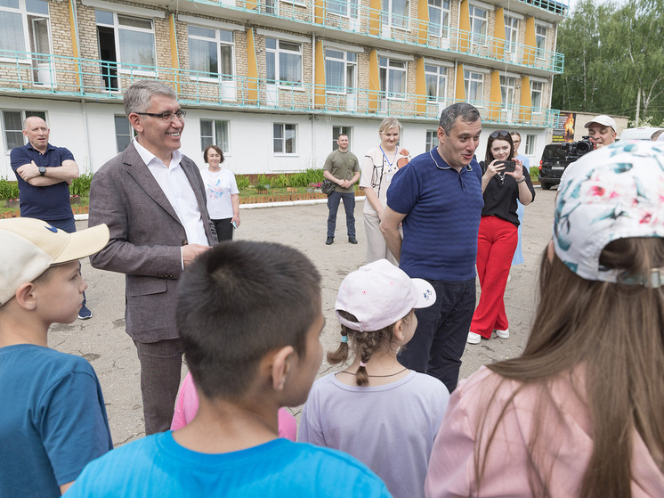 Хинштейн и Миляев навестили детей из Курской области в пункте временного размещения