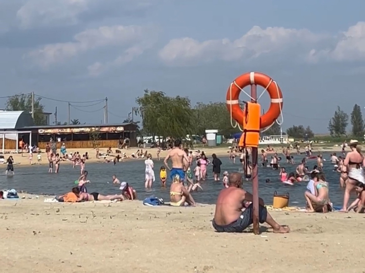 В жаркие выходные жители Ростовской области устремились на пляж Соленого озера
