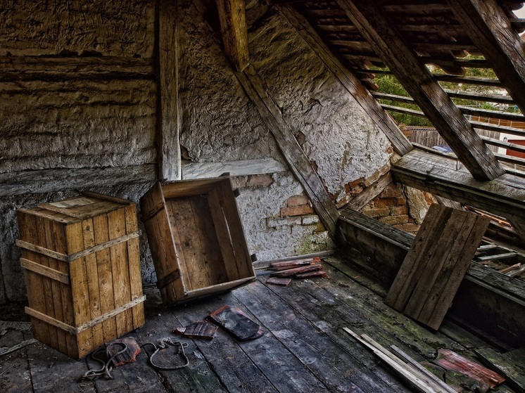 В подобии дома с плесенью и трещинами живут люди из Хабаровского края