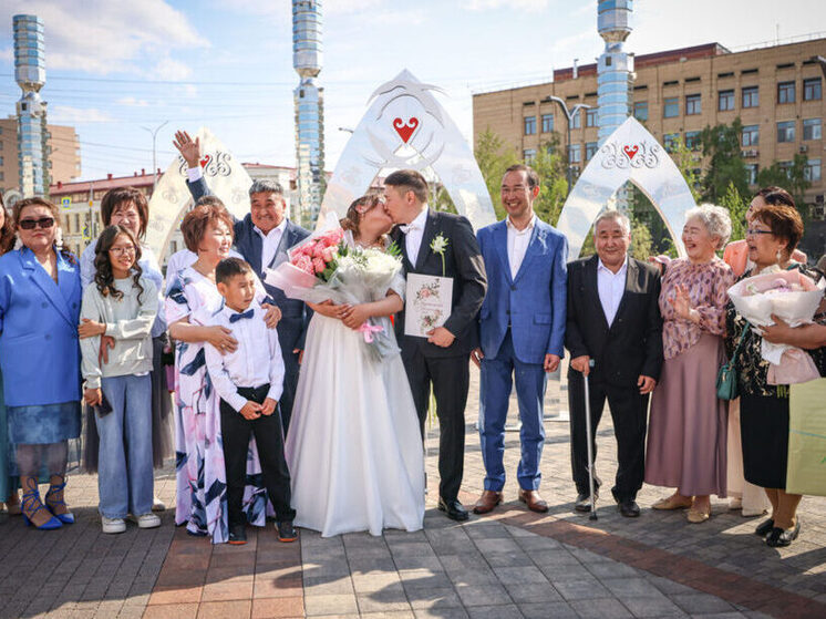 В Якутске впервые состоялась церемония бракосочетания на площади Республики