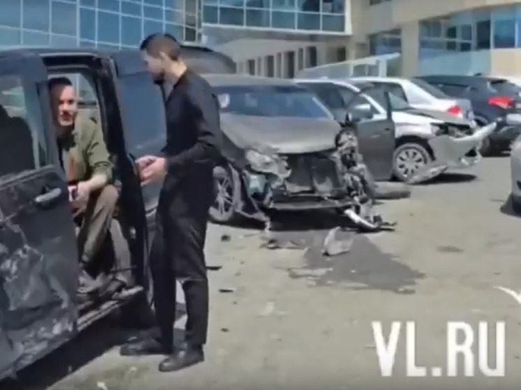 В центре Владивостока самосвал протаранил пять автомобилей