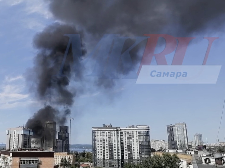 В Самаре на территории новостроек у набережной Волги загорелся строительный мусор
