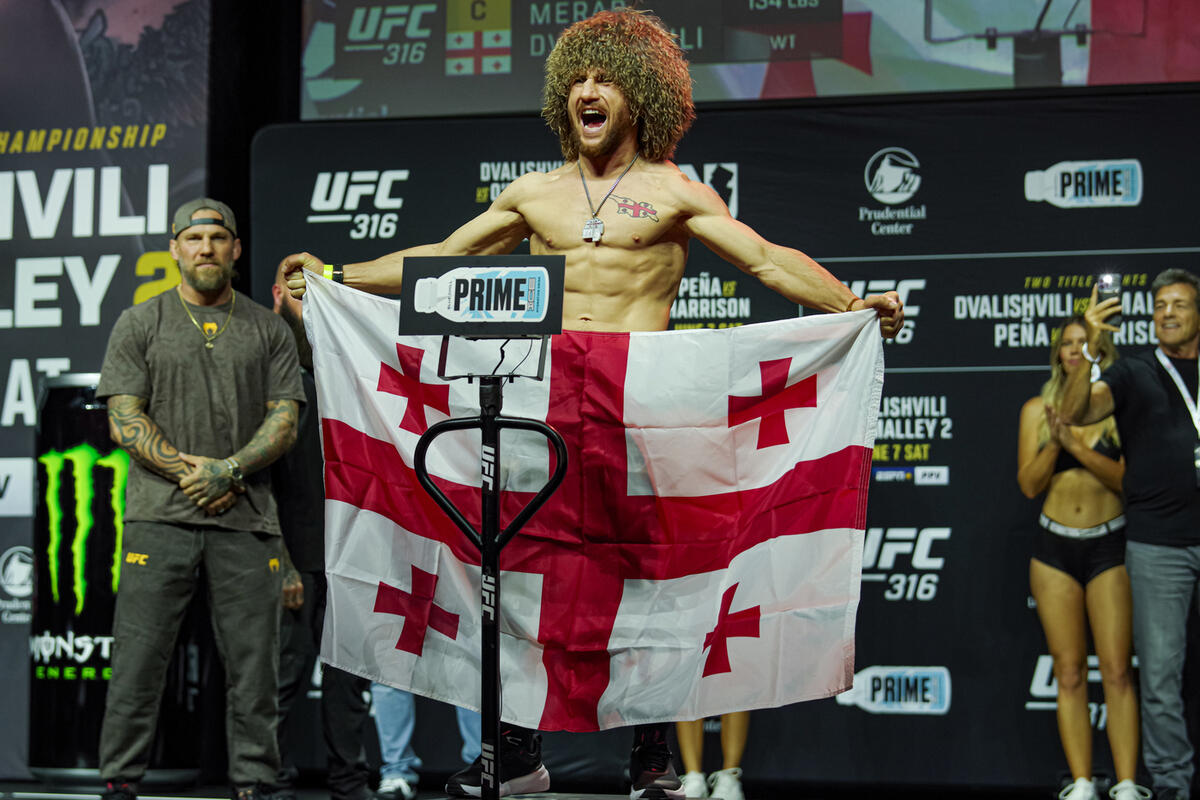 Грузинский чемпион Двалишвили вновь победил ОМэлли и сохранил пояс UFC