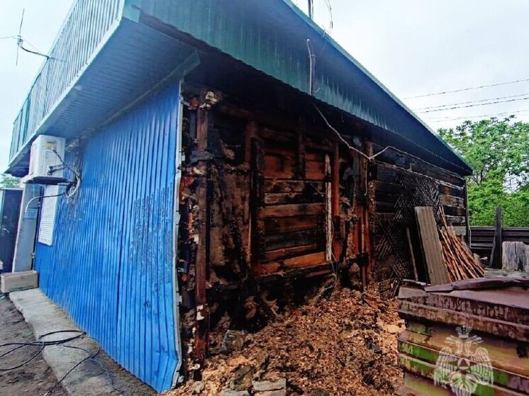 В Биробиджане сгорел магазин «Удача»