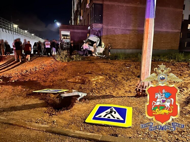 Bir yolcu arabası Mytishchi bölgesinde bir konut binasına çarptı