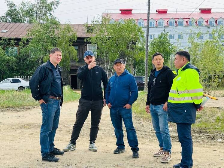Проблемы и перспективы строительства нового кампуса Якутского авиационного технического училища обсудили с Дмитрием Садовниковым