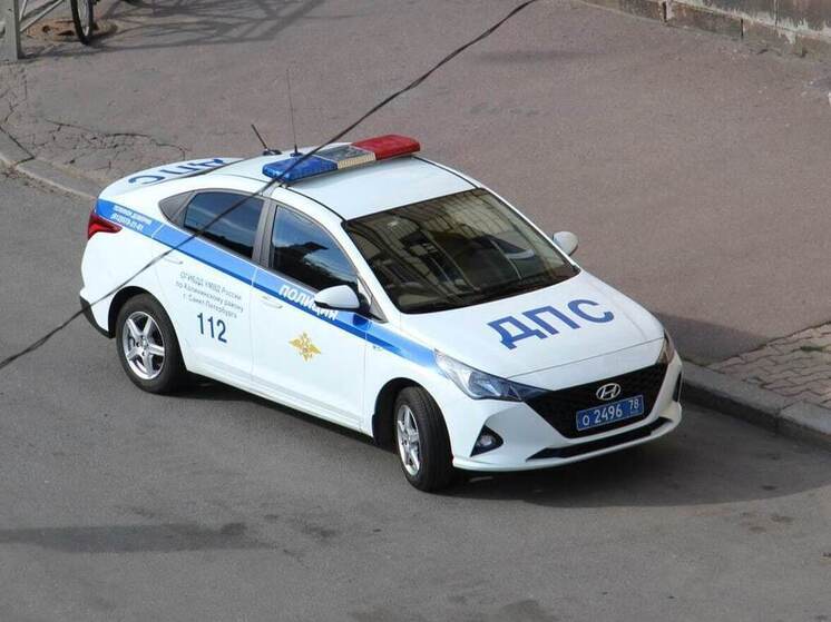 В Лужском районе водитель автомобиля сбил двух школьниц на самокатах