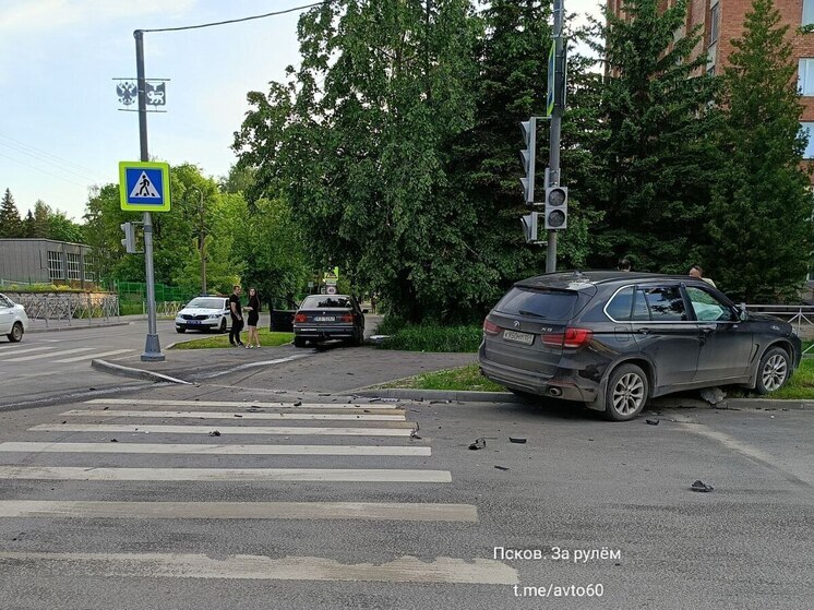 Вчерашнюю вечернюю аварию обсуждают псковские автомобилисты